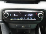オートエアコンを装備しておりますので、四季を通じて車内を快適な温度に保つことが出来ます!高級感が有りますね!