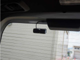 この車にはリアにもドライブレコーダーを装備しております◆映像・音声などを記録する自動車用の装置です。 もしもの事故の際の記録はもちろん、旅行の際の思い出としてドライブの映像を楽しむことができます。
