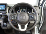 【Honda SENSING】 カメラ等装置で精度の高い検知能力を発揮、安全運転を支援します。ステアリング上のコントローラーに注目!