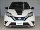 ■NISMO専用フロントグリル。日産らしさを引き立てる大きなVモーショングリル。ブルーのラインがe-Powerの証!