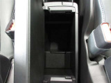 大型のセンターコンソールボックスです。