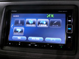 CD、DVD、Bluetooth、AM、FM、スマートフォン接続ができます。