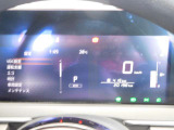 右側に大きく見やすいデジタルスピードメータ左側ディスプレイには運転支援システム等を表示