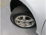 タイヤサイズは、165/70R14です。Aftermarketのアルミホイール装着です。