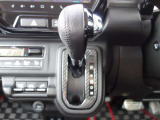 シフトレバーは視認性と操作性に優れたインパネシフトとなっています。運転席と助手席の間に障害物がなくなるので、助手席への対応もスムーズです!