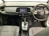 車内は光触媒抗菌消臭施工済です。インパネ周りはスタイリッシュなデザインで機能や装備も充実しています。グローブボックスやカップホルダーのほかにトレーなどたくさんの収納スペースが付いています。