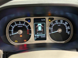 様々な車両情報を表示できるTFTマルチインフォメーションディスプレイを中央に配した視認性の高い大型2眼メーターです