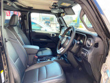 シートヒーターも装備された高級感のあるレザーシートです!JEEPのロゴがオシャレ!