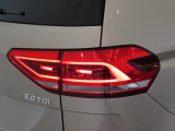 「LEDテールランプ」ブレーキを踏むとLEDによるはっきりとしたグラフィックを描き出し、後続車からの視認性を高めて追突の危険性を軽減します。