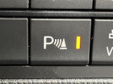 【パーキングセンサー】周囲に障害物があるとき音とディスプレー表示で障害物との距離をお知らせし、ドライバーに注意を促します。バックでの駐車時や狭い駐車場での出庫時などに役立ちます。