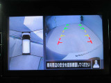 アラウンドビューモニター搭載。車体を4方向のカメラで「上から見下ろしたような映像」を映します。車庫入れが苦手な方も映像サポートでラクラク駐車できます。