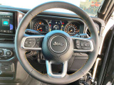 革巻きのステアリングハンドル!JEEPロゴがおしゃれでかわいいです。ハンドルヒーターも装備されております。