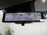 インテリジェントルームミラー。液晶ディスプレイで後方部を広い視野で確認できるルームミラーモニター搭載!