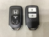 スマートキーを装備しています。鍵を差し込むことなくドアロックの開け閉めと、スタートボタン操作でのエンジンスタートができます。スペアキーも同じものを用意しております。