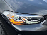 LEDヘッドライト。先進のLEDテクノロジーを採用。照射される白色光の周波特性は太陽に近く、バイキセノンヘッドライトを上回るコントラストでさらに明るく輝きます。悪天候の日でも優れた視認性を発揮します。