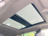 【大型サンルーフ】車内の解放感が一気に上がる大型のパノラマルーフ!季節を問わず開放的で快適なドライブをお楽しみいただけます。流通量も少なく希少価値の高い人気の装備です♪