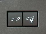 【パワーバックドア】スマートキーや運転席のボタンを押すだけでリアゲートが自動で開閉します!荷物を持っている時や、高い位置にあるバックドアを閉める際に便利な機能です♪