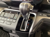 CVT車のセレクトレバーです。低速から高速まで、変速ショックのないスムーズな走りを実現するとともに、エンジン効率のよい領域を維持することで燃費にも貢献します。