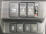【両側パワースライドドア】スマートキーや運転席のスイッチで後席両側スライドドアの開閉が可能♪電動だから力を入れてドアを開ける必要が無く、小さなお子様でも簡単に開け閉めでき快適です♪