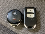 スマートキーを装備しています。鍵を差し込むことなくドアロックの開け閉めと、スタートボタン操作でのエンジンスタートができます。加えて、純正リモコンエンジンスターター用の操作キーもついています。