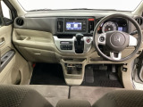 車内は光触媒抗菌消臭施工済です。スタイリッシュなデザインで暖かみのあるインパネ周りを演出します。グローブボックスやカップホルダーのほかにトレーなどたくさんの収納スペースが装備されています。