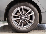 【BMWアロイホイル】軽量かつ強度に拘ったアロイホイル。走行性能ポテンシャルを引き出す設計。車の足元を引き締めてくれる大きなポイントはアロイホイルです。
