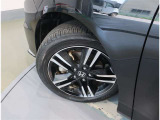 タイヤサイズは215-55R17純正アルミ付きです。