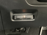 ハンドルの左下にETCがついています。高速道路の料金所の通過も楽々です。 カードの取り出しもしやすい場所についています。