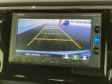 リバースギアに入れるだけで後方の表示へ切り替わります。夜間や雨の日の駐車も楽になりますよ。