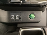リアドアは乗り降りに便利な両側電動スライドドアです。また運転席に座っていながらスイッチ操作で自在にスライドドアを開け閉めできます。燃費に役立つECONボタンもここです。