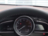 運転視界の遠方上方に虚像を投影することで前を見ながら情報の視認ができます。本当にドライバーが必要な情報を適切に伝え、楽しんで頂くことを考えた新世代装備です。※虚像は1.5m前方に浮かぶイメージです。