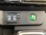 リアドアは乗り降りに便利な両側電動スライドドアです。また運転席に座っていながらスイッチ操作で自在にスライドドアを開け閉めできます。燃費に役立つECONボタンもここです。