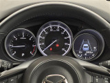 【メーターまわり】ドライバーから見やすい位置にあって安全運転に寄与します。マルチインフォメーションディスプレイでは、クルマに関するたくさんの情報を確認可能。