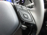 手に触れる部分の質感にもこだわった運転席回り。本革巻き3本スポ-クステアリングはピアノブラック加飾付で上質感をアップしています。