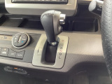 CVT車のセレクトレバーです。低速から高速まで、変速ショックのないスムーズな走りを実現するとともに、エンジン効率のよい領域を維持することで燃費にも貢献します。