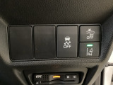 Hondaセンシング用の、VSA(ABS+TCS+横滑り抑制)解除とレーンキープアシストシステムのメインスイッチなどはハンドルの右側に装備しています。