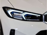 【LEDヘッドライト】先進のLEDテクノロジーを採用。放射される白色光の周波特性は太陽光に近く、バイキセノン・ヘッドライトを上回るコントラストで更に明るく輝きます!