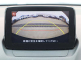 カラーで後方映像をモニターに映し出してくれるので、ショッピングモールのような狭い駐車場であったとしても障害物を見つけ、楽々駐車することができますね。