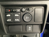 リアドアは乗り降りに便利な両側電動スライドドアで、運転席に座っていながらスイッチ操作で自在にスライドドアを開け閉めできます。また、VSA(ABS+TCS+横滑り抑制)解除スイッチなども装備してます