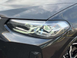 LEDヘッドライト。先進のLEDテクノロジーを採用。照射される白色光の周波特性は太陽に近く、バイキセノンヘッドライトを上回るコントラストでさらに明るく輝きます。悪天候の日でも優れた視認性を発揮します。