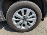 純正アルミ付き。タイヤサイズは205/65R16、現在は夏タイヤ装着で残り溝は約5ミリです