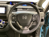 ハンドルにHondaセンシング系のクルーズコントロールやレーンキープアシストなどのスイッチと、オーディオの操作スイッチが装備されています。ハンドルから手を離さず安全に操作できます。