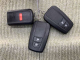 手荷物が多いときでも、スマートキーをバッグやポケットに携帯していれば、キーを取り出すことなくドアの解錠・施錠ができます。リモコンエンジンスターター付き。