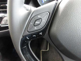 手に触れる部分の質感にもこだわった運転席回り。本革巻き3本スポ-クステアリングはピアノブラック加飾付で上質感をアップしています。