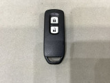 スマートキーを装備しています。鍵を差し込むことなくドアロックの開け閉めと、スタートボタン操作でのエンジンスタートができます。