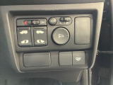 リアドアは乗り降りに便利な両側電動スライドドアです。また運転席に座っていながらスイッチ操作で自在にスライドドアを開け閉めできます。電動格納付きパワーミラーの操作スイッチもついています。