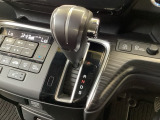 CVT車のセレクトレバーです。低速から高速まで、変速ショックのないスムーズな走りを実現するとともに、エンジン効率のよい領域を維持することで燃費にも貢献します。