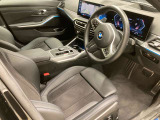 【コックピットシート】BMW車の主役席。車体中央にくる様に配置し車両重心とが一致する事でドライバーと車との一体感あるドライビングを実現。人間工学に基づき形成した形状が長時間のドライブ疲労も軽減します!