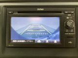 バックでの車庫入れも安心です! リアカメラが付いているバックモニター付のディスプレイオーディオを装備しております。操作線もついており距離感も画面から確認できます。