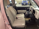 【ベンチシート】運転席と助手席の移動もスムーズ!狭い駐車場での乗り降りや、お子様の乗り降りにも便利です。座席の間にコンソールボックスやドリンクホルダーがないため、車内空間が広く感じます。